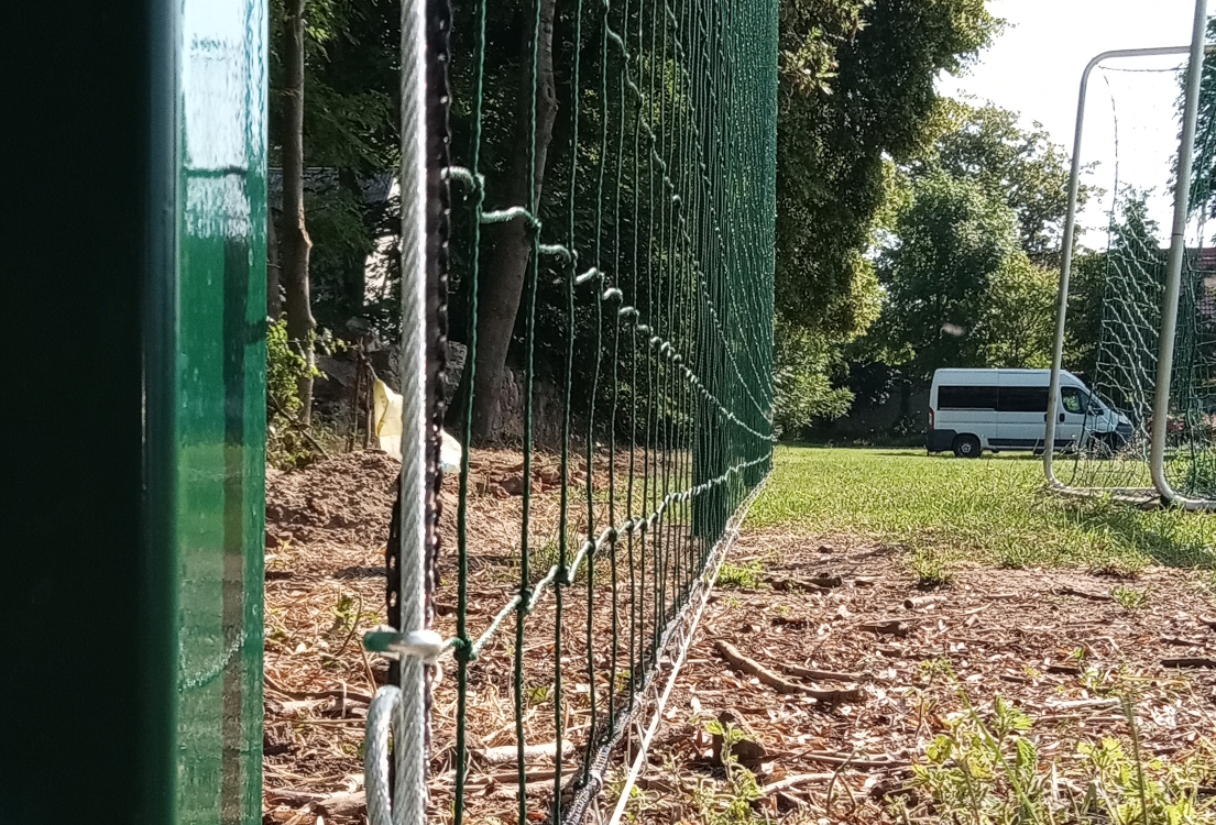 Montaż 4 metrowych piłkochwytów za bramkami
